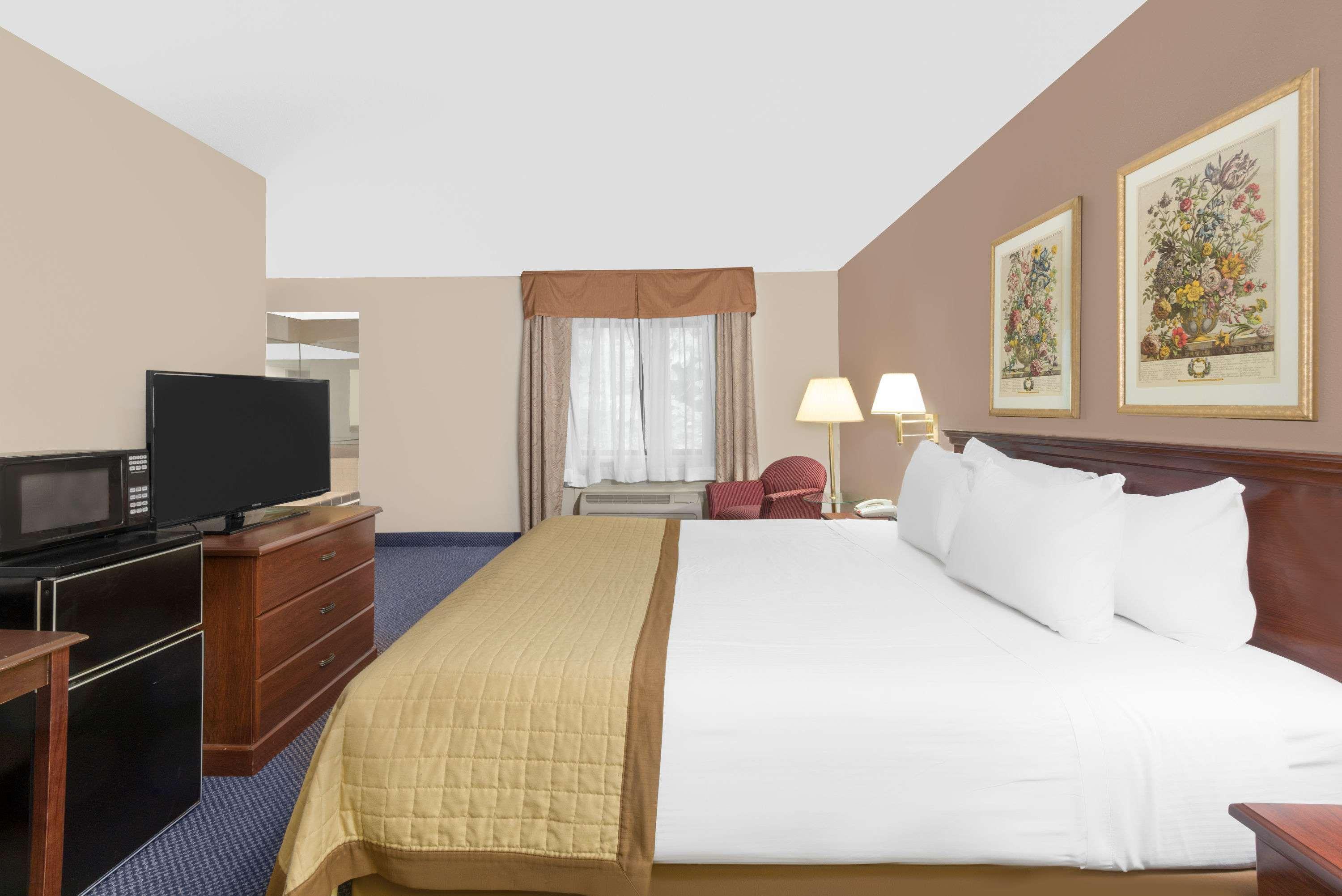Baymont By Wyndham Zanesville Bagian luar foto
