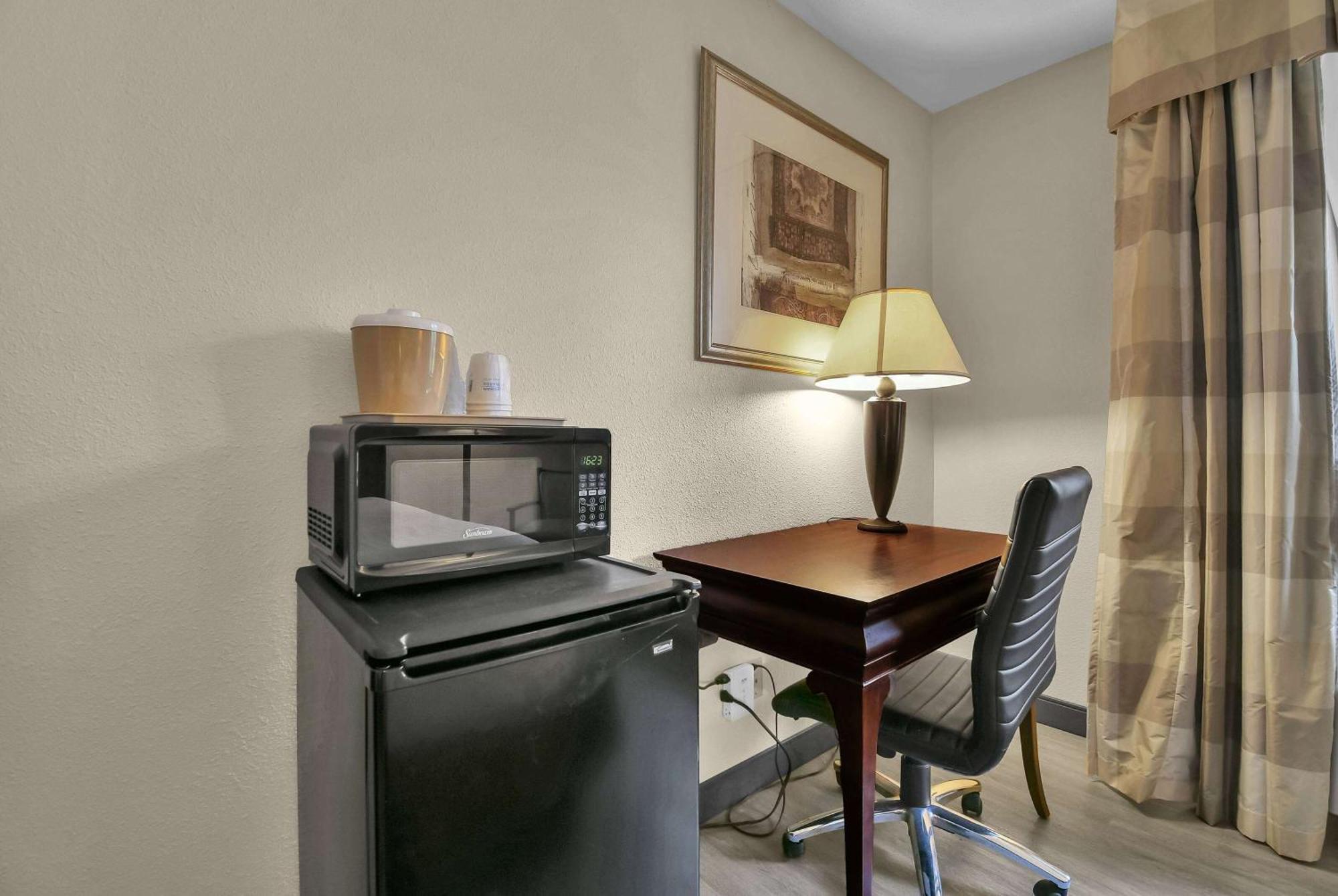 Baymont By Wyndham Zanesville Bagian luar foto