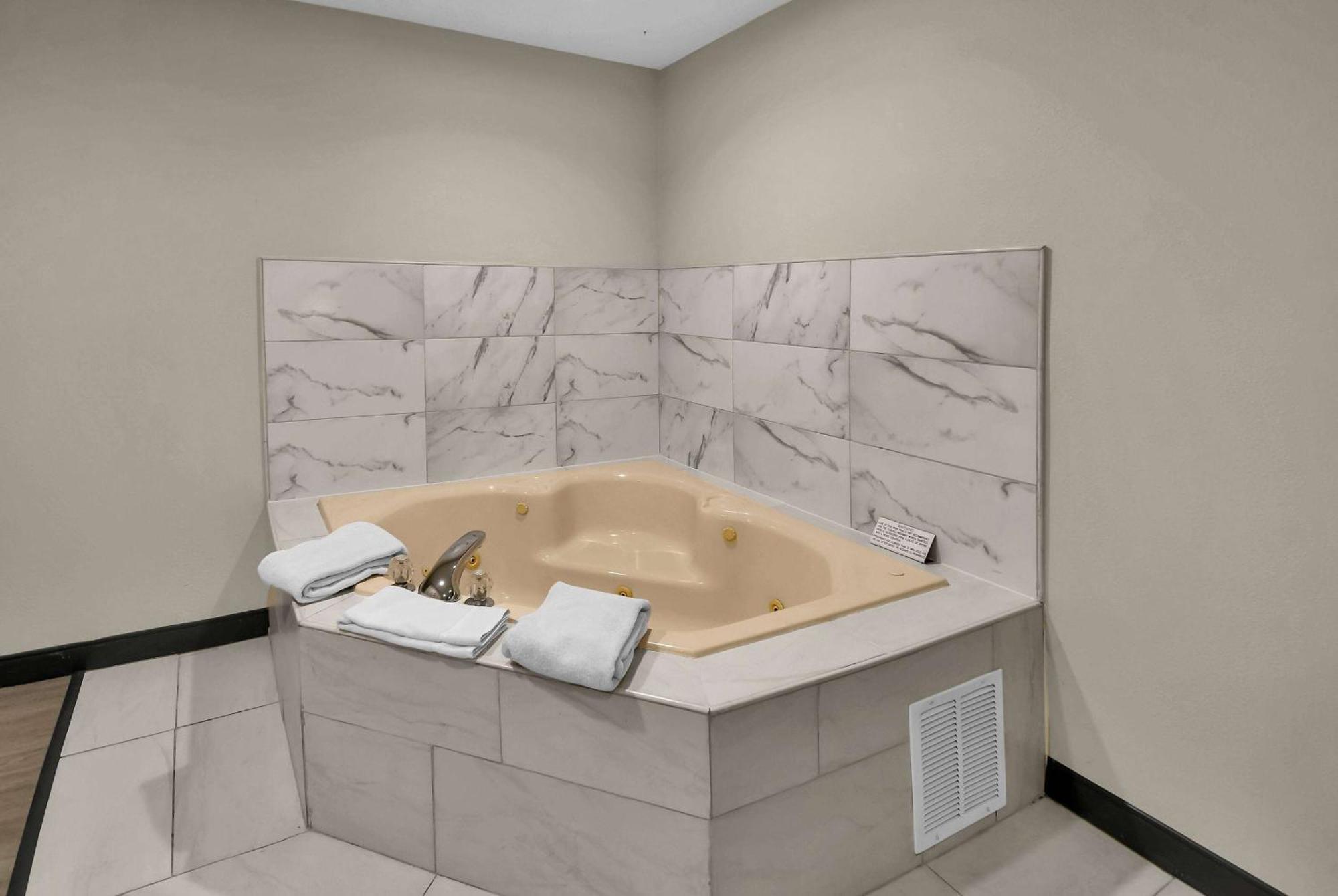Baymont By Wyndham Zanesville Bagian luar foto